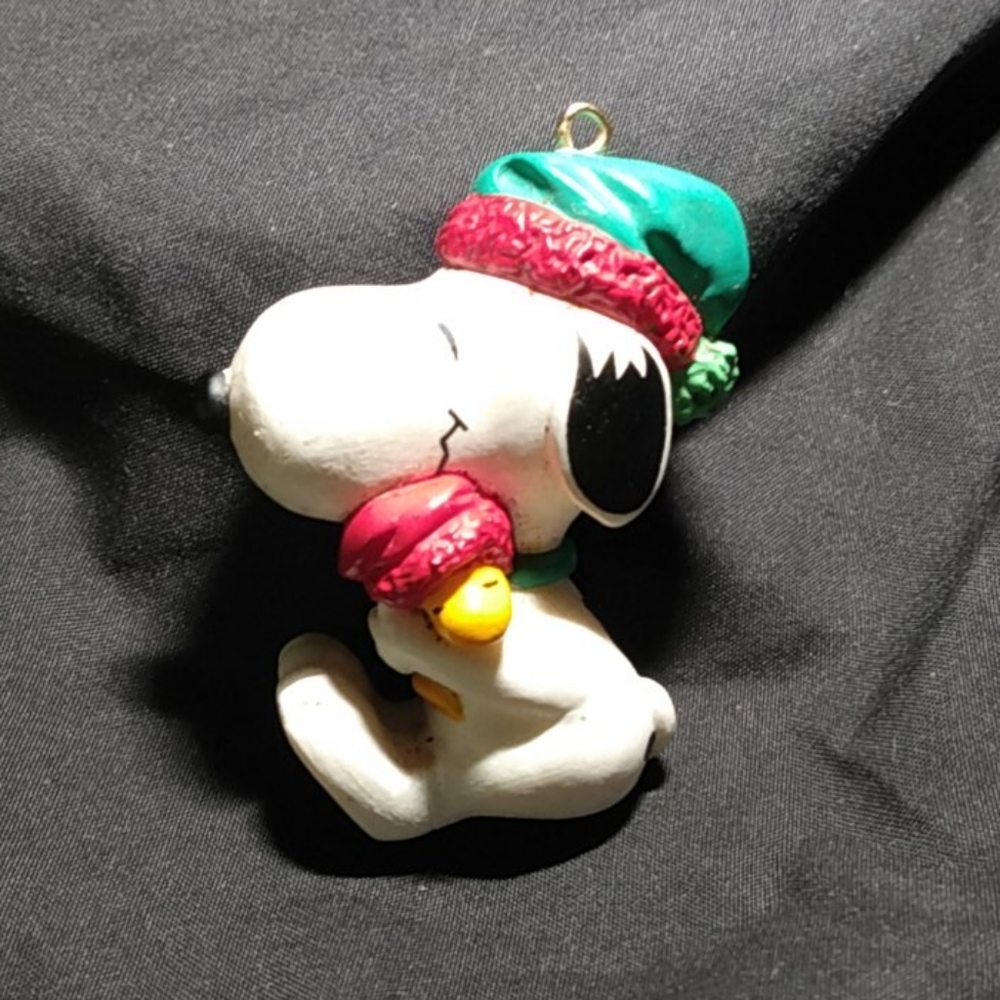 1990 Hallmark Peanuts Snoopy hugging Woodstock